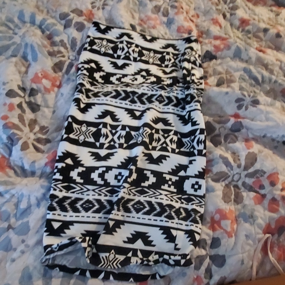 Black and white geometric Express skirt